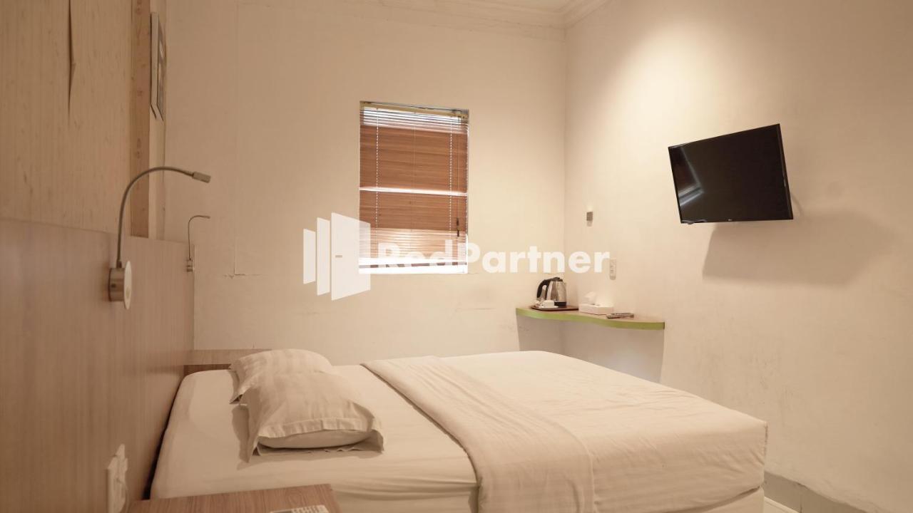 Wisma Sederhana RedPartner Medan Exterior foto